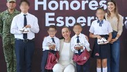 Durante la visita, las niñas y los niños recibieron con entusiasmo a la alcaldesa.