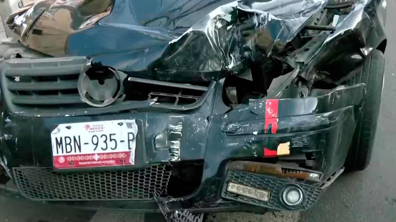 Auto se estrella contra un puesto y una tortillería en CdMx; hay dos lesionados
