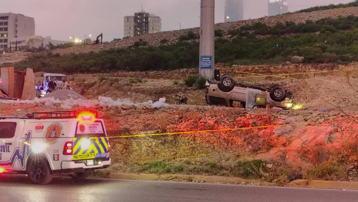 Al avanzar de oriente a poniente por Lázaro Cárdenas, la camioneta se descontroló a la altura de la curva de río Tamuín.