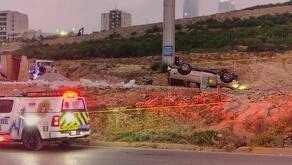 Al avanzar de oriente a poniente por Lázaro Cárdenas, la camioneta se descontroló a la altura de la curva de río Tamuín.