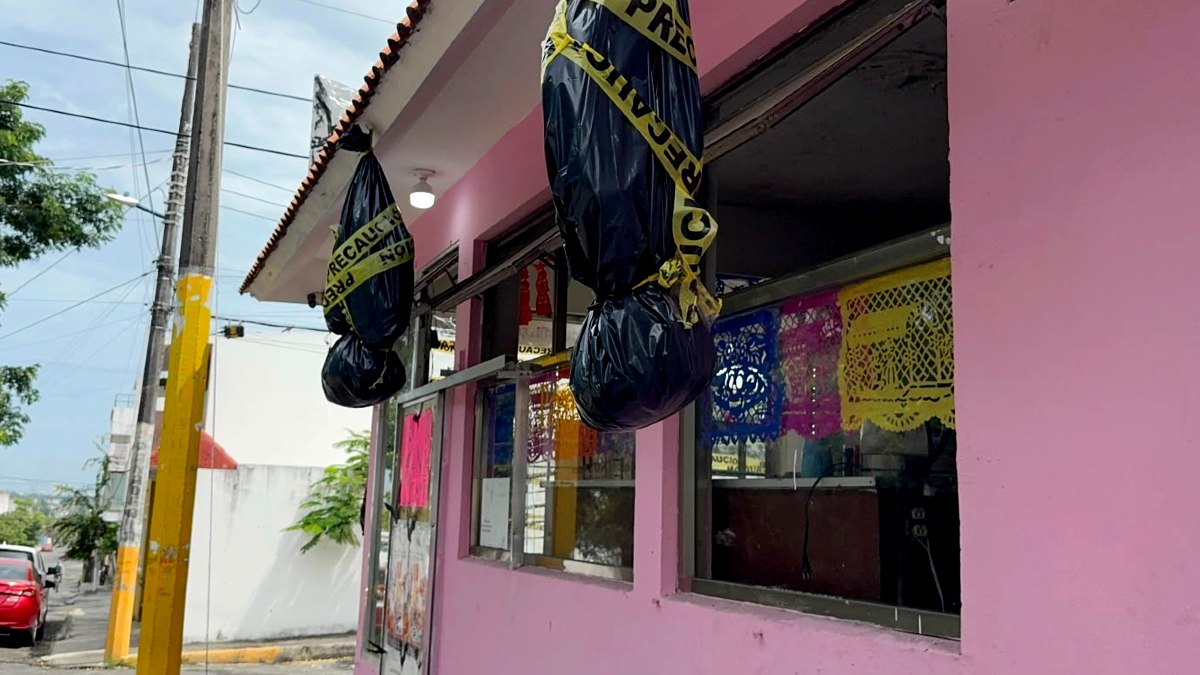 Tres bultos fueron colgados en una panadería simulando ser cuerpos de personas halladas sin vida / Isabel Zamudio