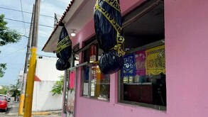 Tres bultos fueron colgados en una panadería simulando ser cuerpos de personas halladas sin vida / Isabel Zamudio