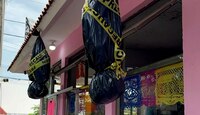 Tres bultos fueron colgados en una panadería simulando ser cuerpos de personas halladas sin vida / Isabel Zamudio