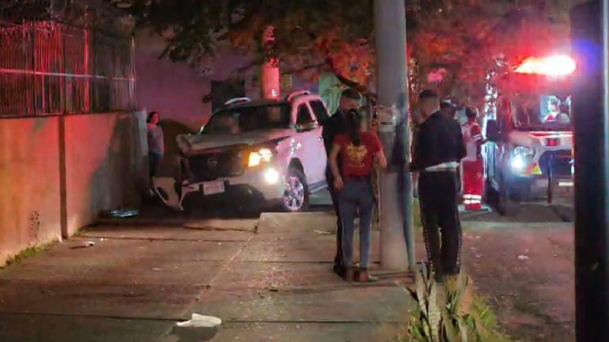 La camioneta fue embestida mientras circulaban por la calle Belisario Domínguez en Guadalajara