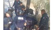 Por causas que los testigos y pasajeros manifestaron ignorar, los agentes procedieron al arresto del chófer.