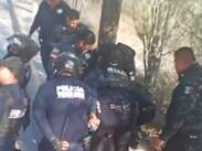 Por causas que los testigos y pasajeros manifestaron ignorar, los agentes procedieron al arresto del chófer.