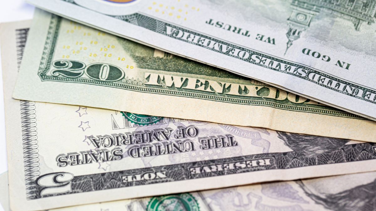 Dólar mantiene racha de ganancia frente al peso mexicano durante la mitad de octubre.