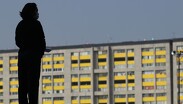 La figura de un hombre bailando recorre la Plaza de las Tres Culturas