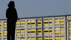 La figura de un hombre bailando recorre la Plaza de las Tres Culturas