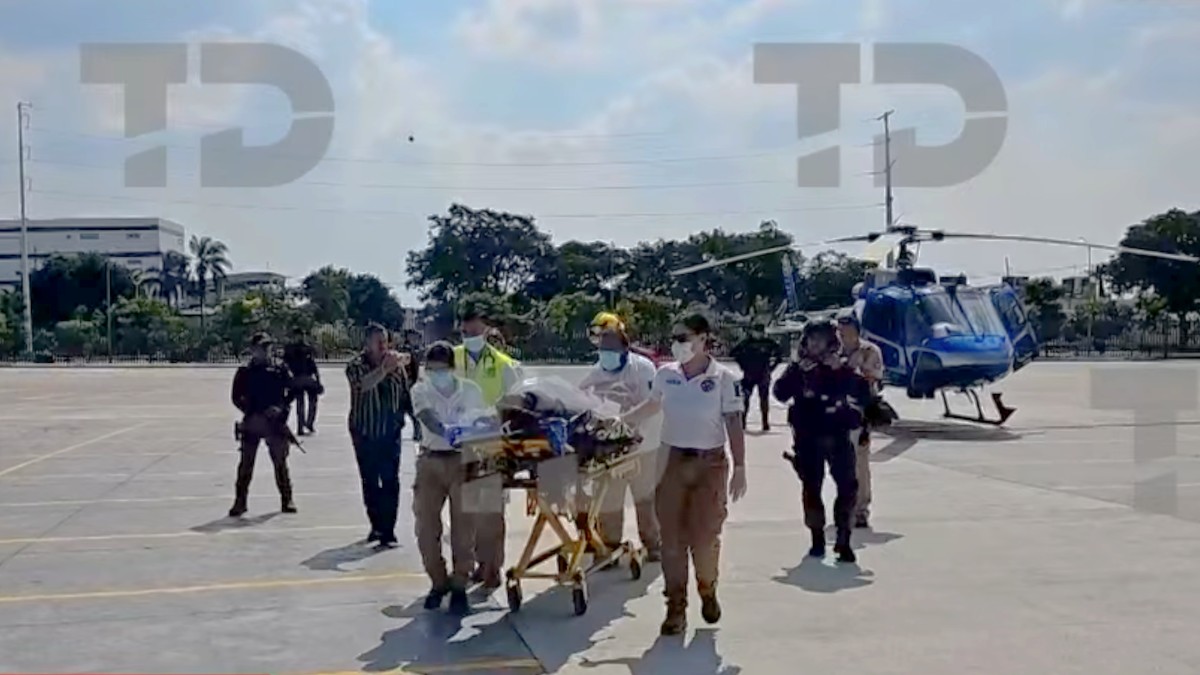 El hombre fue trasladado en el helicóptero hasta la explanada del estacionamiento de la Arena Guadalajara donde lo esperaba una ambulancia