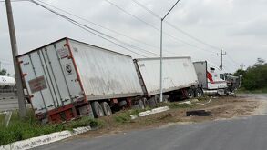 Los dos hombres que viajaban en el camión de carga fueron atendidos.| Especial
