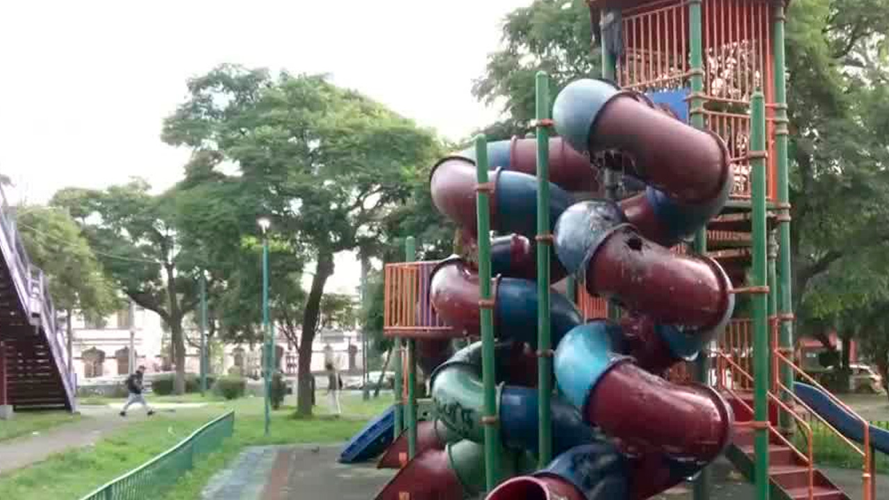 Incendio consume juegos infantiles en parque de la colonia Tacubaya