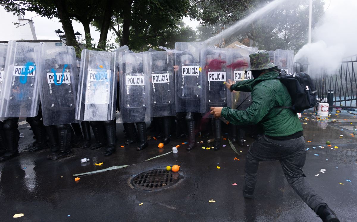 Investigarán quién dio la orden de que bomberos rociaran chorros de agua durante manifestación del 11 de octubre.