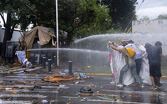 Investigarán quién dio la orden de que bomberos rociaran chorros de agua durante manifestación del 11 de octubre.