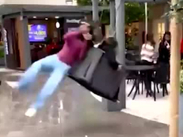 Joven se hace viral tras ser golpeada por un columpio