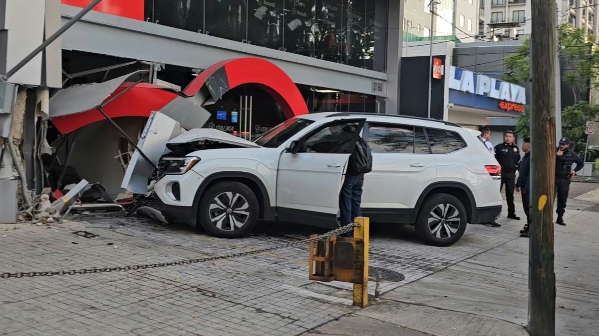 Pese a la magnitud del accidente, el conductor de la camioneta resultó ileso y permaneció en el sitio después del choque
