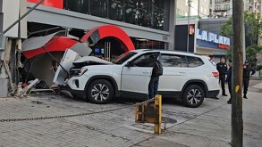 Pese a la magnitud del accidente, el conductor de la camioneta resultó ileso y permaneció en el sitio después del choque