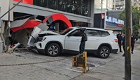 Pese a la magnitud del accidente, el conductor de la camioneta resultó ileso y permaneció en el sitio después del choque