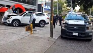 Pese a la magnitud del accidente, el conductor de la camioneta resultó ileso y permaneció en el sitio después del choque