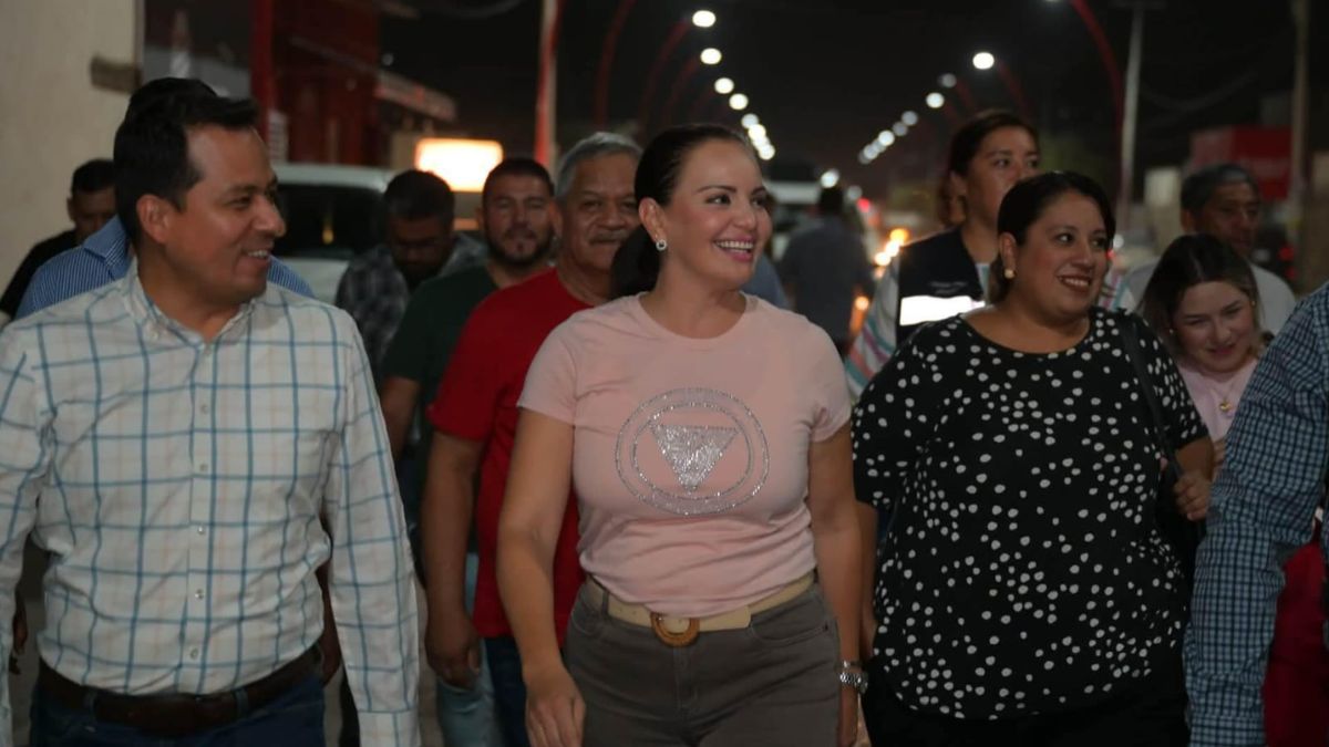 La presidenta municipal Susy Torrecillas recorrió el bulevar Tecnológico junto a vecinos y funcionarios tras el encendido del nuevo sistema de alumbra