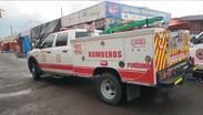 Las ráfagas de viento sorprendieron a los asistentes y comerciantes al levantar por los aires varias lonas y carpas.