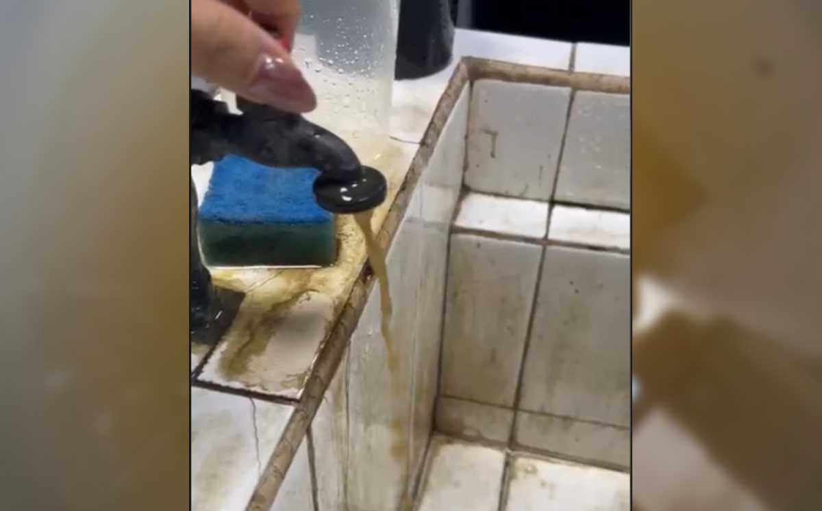 Reporte en Guadalajara por agua oscura saliendo de la llave de agua.