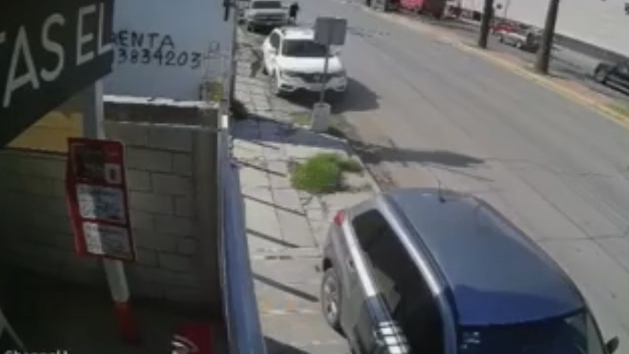 VIDEO | Adulto mayor es gravemente arrollado por motociclista en la calzada Saltillo 400 de Torreón