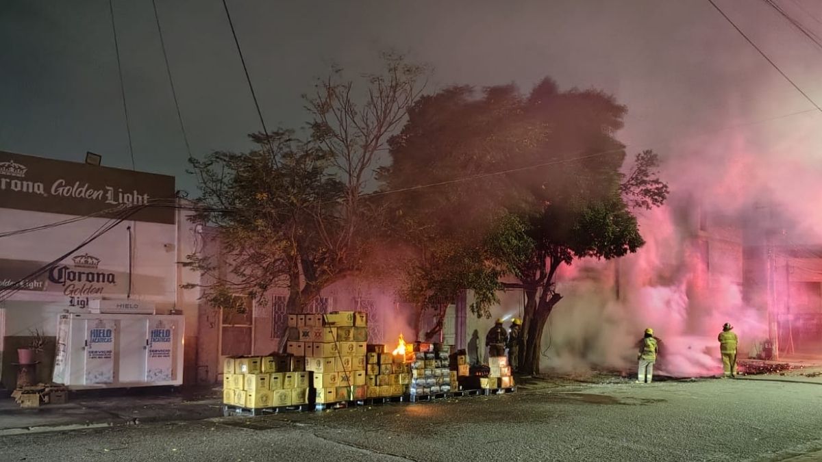 Poco después arribaron elementos del Heroico Cuerpo de Bomberos y personal de Protección Civil para iniciar las maniobras de combate.