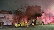 Poco después arribaron elementos del Heroico Cuerpo de Bomberos y personal de Protección Civil para iniciar las maniobras de combate.