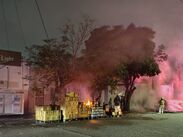 Poco después arribaron elementos del Heroico Cuerpo de Bomberos y personal de Protección Civil para iniciar las maniobras de combate.