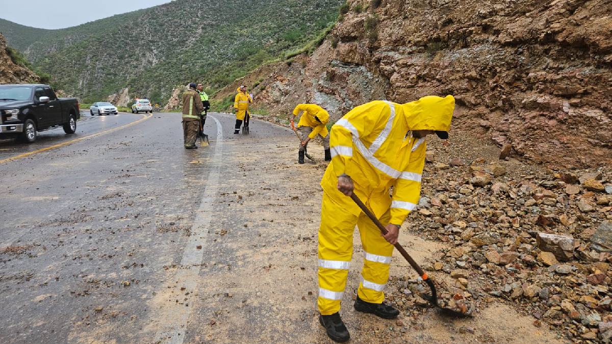 De acuerdo con las autoridades, el desprendimiento de material rocoso se produjo en el contexto de las más recientes lluvias registradas.