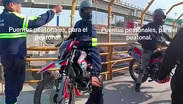 Captan a motociclista intentando cruzar un puente peatonal en el Edomex