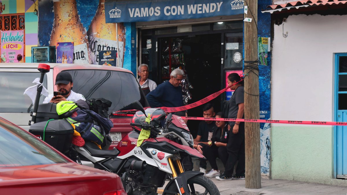 El cuerpo de Víctor quedó tendido sobre la acera, a la altura de una tienda de la colonia Tres Cerritos / Agencia Es Imagen
