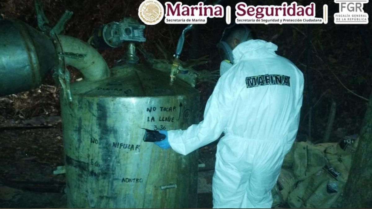 Elementos de la Marina resguardan reactores y tambos químicos hallados en la instalación clandestina desmantelada en la zona rural de Durango.