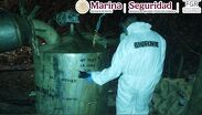 Elementos de la Marina resguardan reactores y tambos químicos hallados en la instalación clandestina desmantelada en la zona rural de Durango.