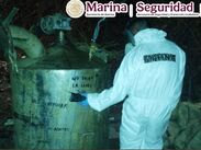 Elementos de la Marina resguardan reactores y tambos químicos hallados en la instalación clandestina desmantelada en la zona rural de Durango.