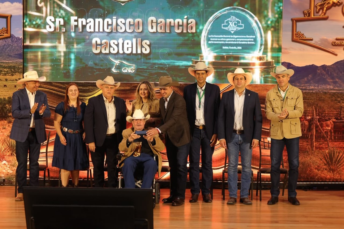 El empresario fue homenajeado por la Confederación Nacional de Organizaciones Ganaderas.