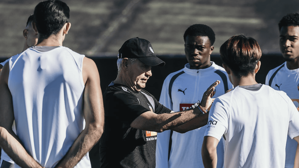 El entrenador dejó entrever que la cantidad de refuerzos podría aumentar. | @valenciacf