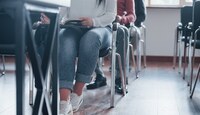 Estudiantes en un salón de clases / Freepik
