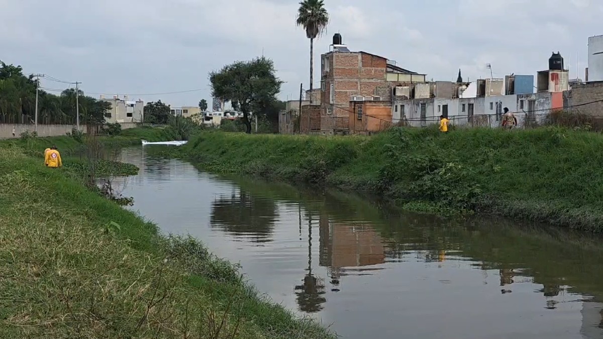 El hombre abandonó su motocicleta y se arrojó al río ubicado en la colonia Jardines del Edén en Tlajomulco