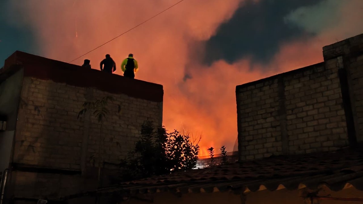 El incendio se desató en la colonia San Agustín en una carpintería dedicada a la fábrica de muebles