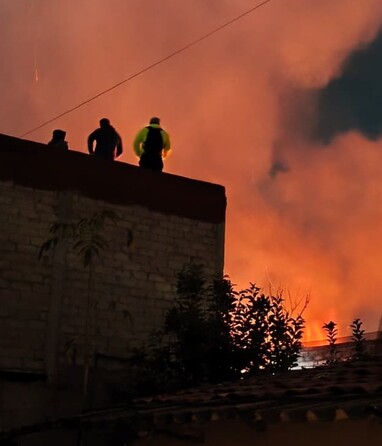 El incendio se desató en la colonia San Agustín en una carpintería dedicada a la fábrica de muebles