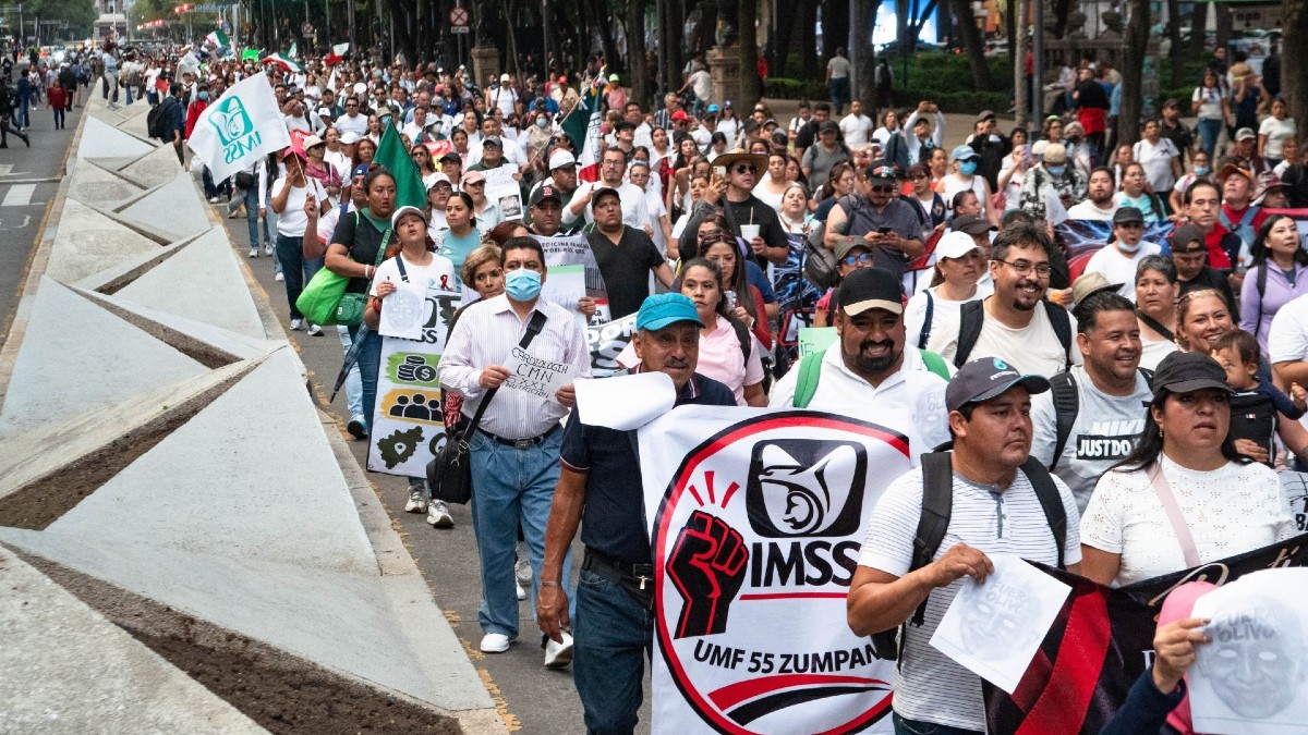 Jubilados y trabajadores activos del Instituto Mexicano del Seguro Social (IMSS) marcharon desde el Centro Médico Nacional Siglo XXI.