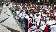 Jubilados y trabajadores activos del Instituto Mexicano del Seguro Social (IMSS) marcharon desde el Centro Médico Nacional Siglo XXI.