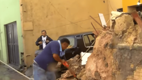 Lluvias derrumban vivienda en la avenida Morones Prieto