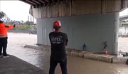 Rescatan a dos hombres atrapados bajo puente Guadalupe, en Morones Prieto, por lluvias