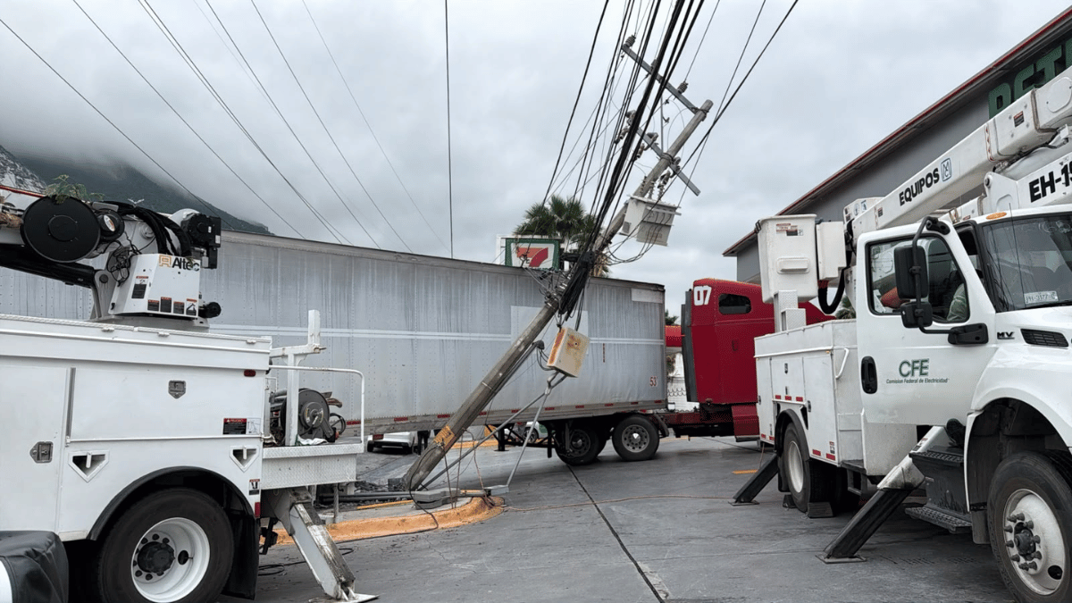 Tráiler derriba poste de CFE en San Pedro