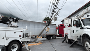 Tráiler derriba poste de CFE en San Pedro
