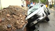 Vecinos denuncian zanja peligrosa y abandonada tras caída de camioneta en Monterrey