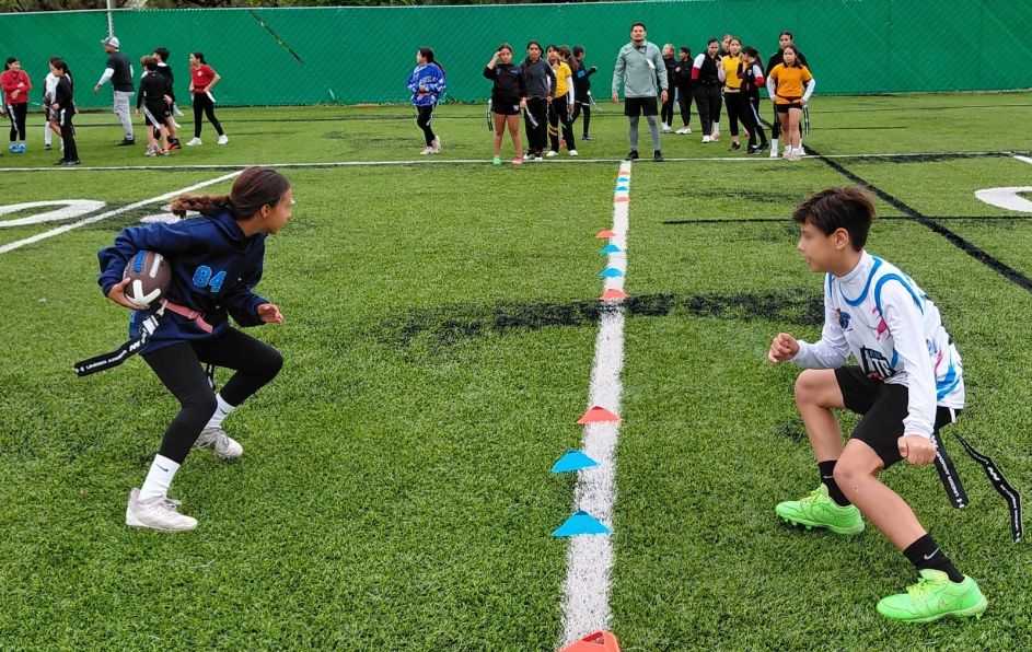 La Asociación de Futbol Americano de Nuevo León reunió a 150 niños y jóvenes en el Estadio Bicentenario para repasar fundamentos técnicos y ágiles.